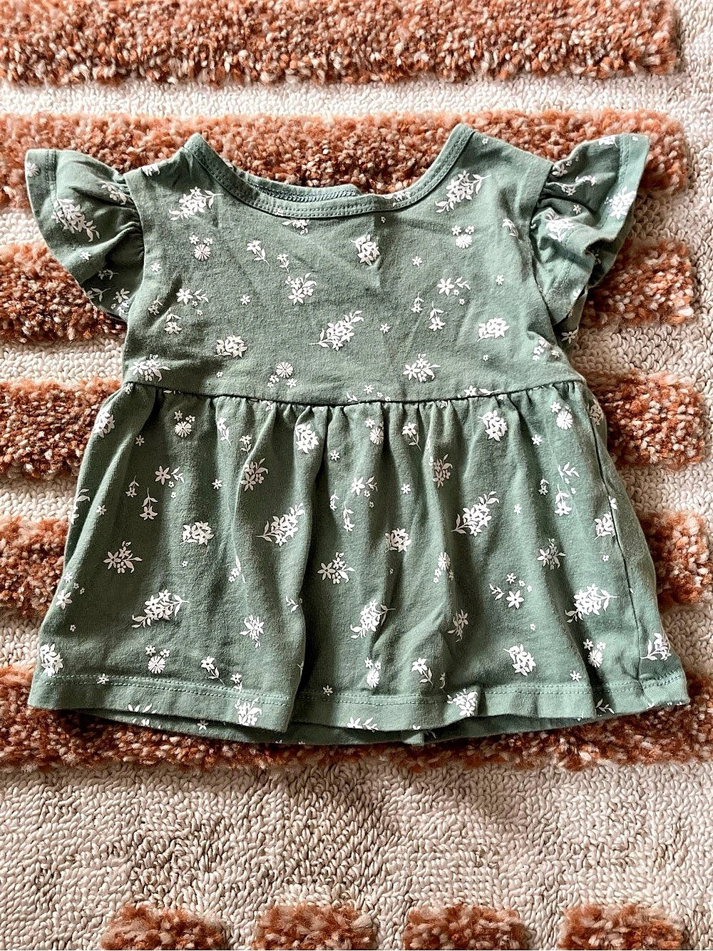 Carter's Floral Flutter Sleeve Dress in Green Size 12M Like New